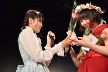 寺島和花（左）から手紙と花を受け取る鉄戸美桜（右）。