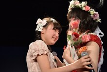 寺島和花（左）から手紙と花を受け取った鉄戸美桜（右）。