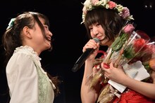 吉田万葉（左）から手紙と花を受け取った鉄戸美桜（右）。