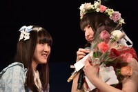 星里奈（左）から手紙と花を受け取った鉄戸美桜（右）。