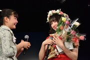 我妻桃実（左）から手紙と花を受け取る鉄戸美桜（右）。