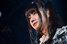 涙を流す阿部かれん。