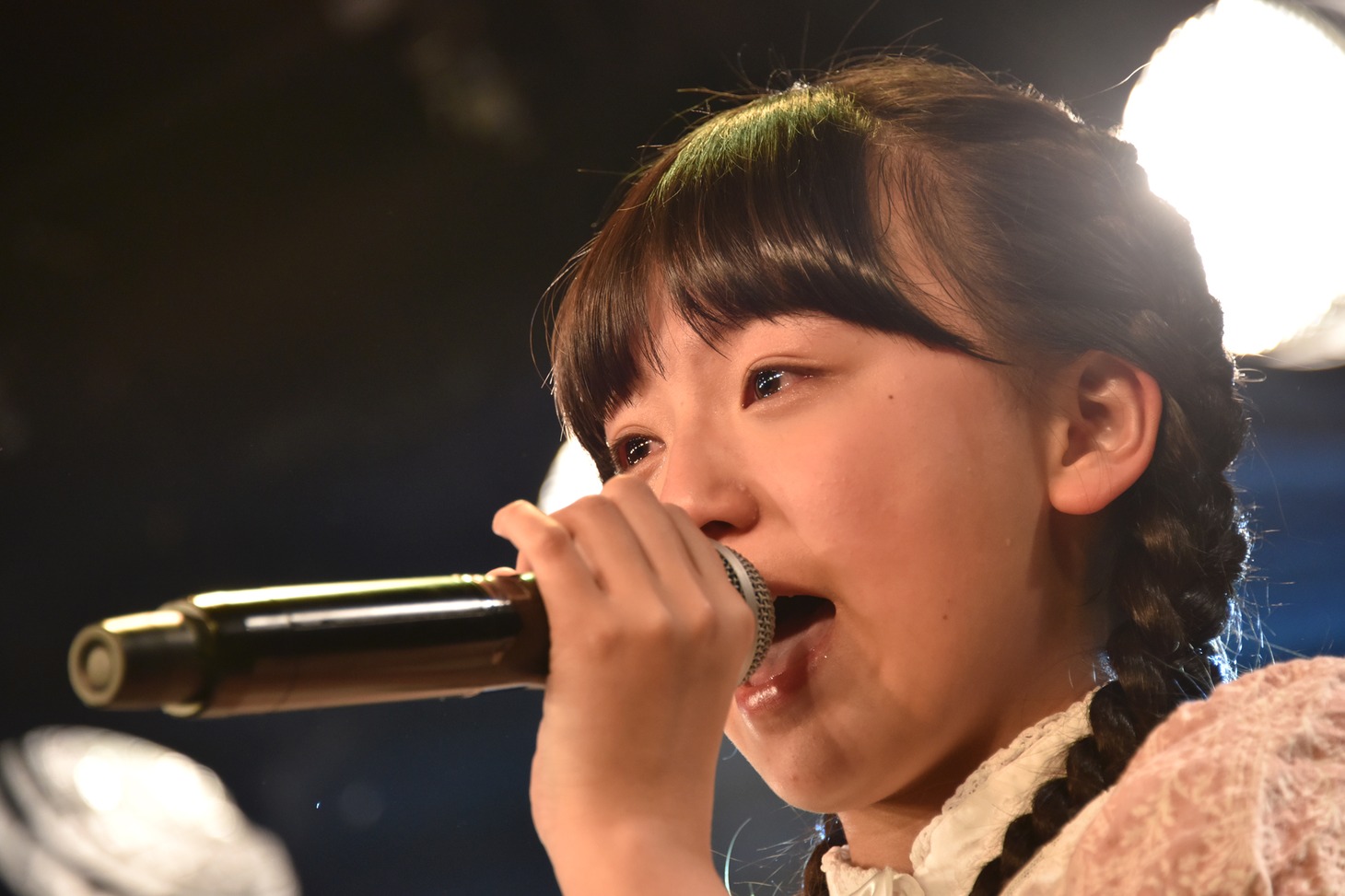 目に涙を浮かべて歌う井上姫月。