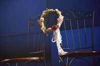 ステージ上の椅子に掛けられた鉄戸美桜の花冠。