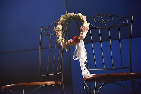 ステージ上の椅子に掛けられた鉄戸美桜の花冠。