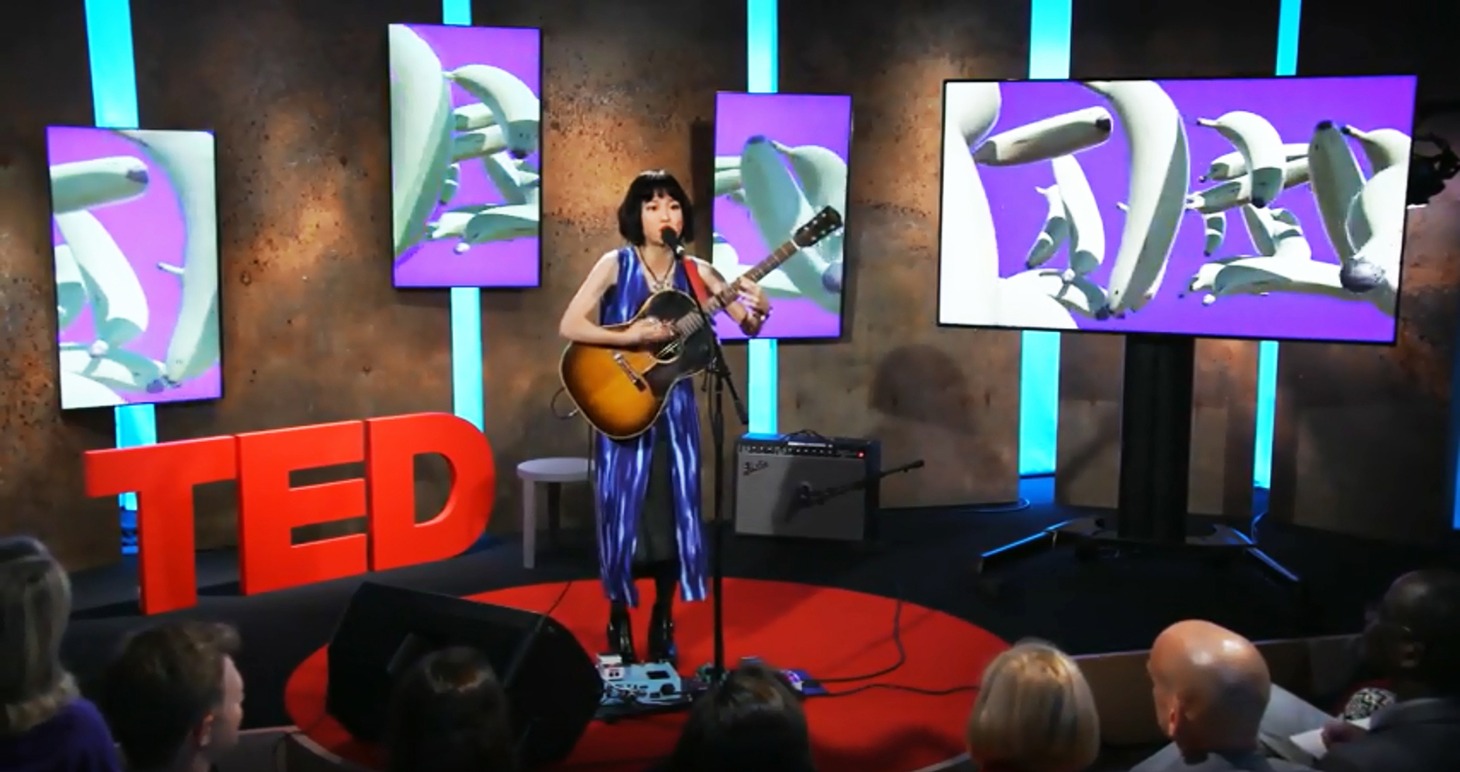 Reiが出演した「TED」のワンシーン。