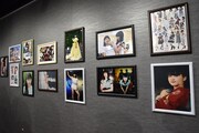 会場ロビーに展示された鉄戸美桜の写真。