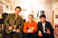 左から山田貴洋（ASIAN KUNG-FU GENERATION）、ニック・ムーン、喜多建介（ASIAN KUNG-FU GENERATION）。（Photo by Tetsuya Yamakawa）