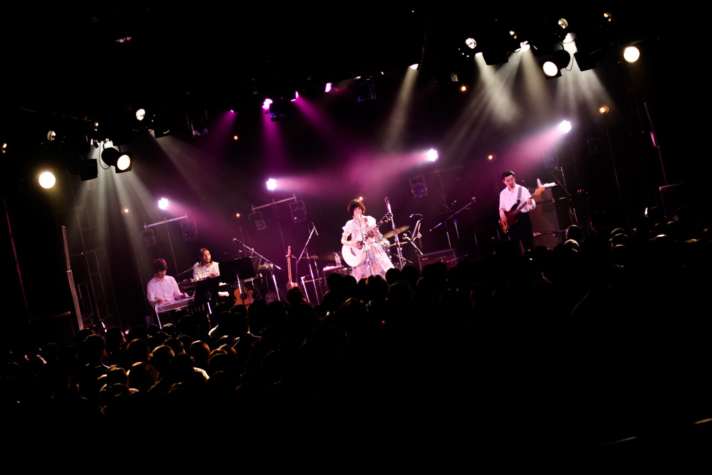 吉澤嘉代子「ウルトラスーパーミラクルツアー」最終公演の様子。（撮影：田中一人）