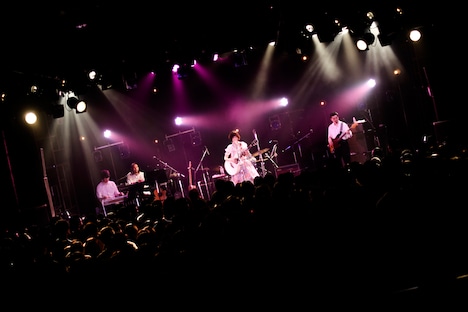 吉澤嘉代子「ウルトラスーパーミラクルツアー」最終公演の様子。（撮影：田中一人）