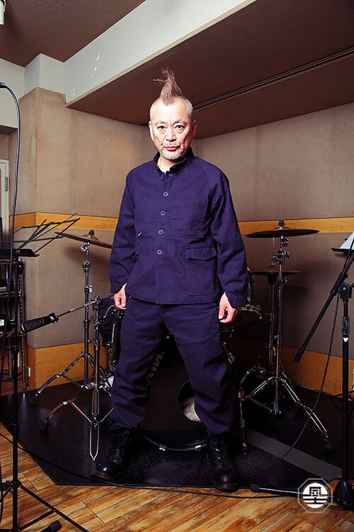 ナッパ服を着る仲野茂（Vo）。