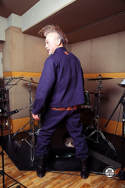 ナッパ服を着る仲野茂（Vo）。