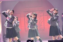 左から岡田愛、山出愛子、岡崎百々子。