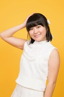 島崎友莉亜のイメージカラーは黄色。