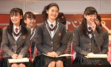 左から山出愛子、岡田愛、岡崎百々子。（写真提供：アミューズ）