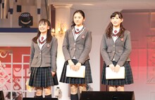 左から山出愛子、岡田愛、岡崎百々子。（写真提供：アミューズ）