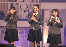 左から岡崎百々子、岡田愛、山出愛子。（写真提供：アミューズ）