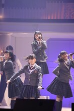 山出愛子（上）。（写真提供：アミューズ）