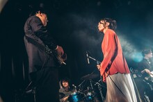 左から真部脩一（G）、齋藤里菜（Vo）