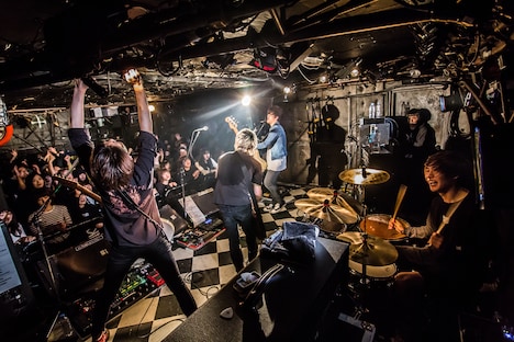 INKYMAP「ASTEROID TOUR 2017-2018」東京・下北沢SHELTER公演の様子。（Photo by kaochi）