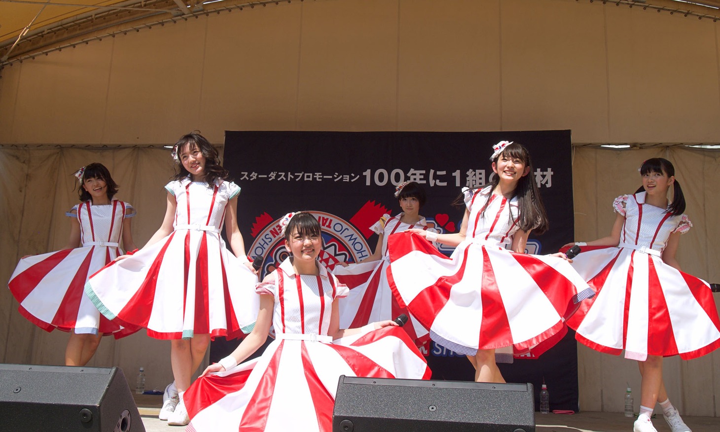 ばってん少女隊「いま、会いにゆきナス」福岡・天神コア 屋上芝生広場公演の様子。