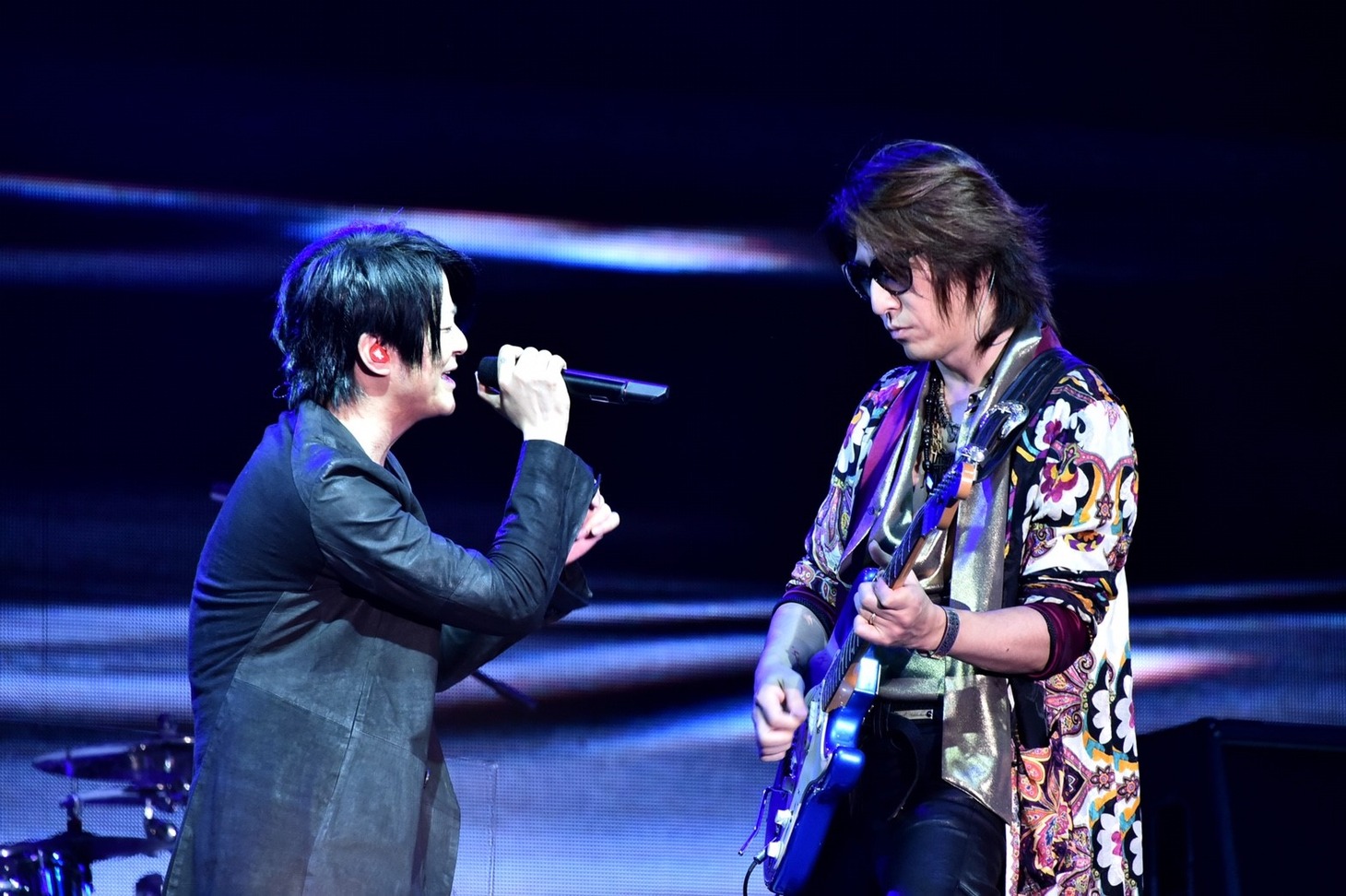 左からTERU（Vo）、TAKURO（G）。