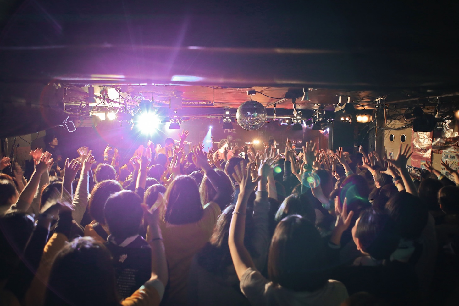 三国ヶ丘FUZZ 5日間連続ライブ「Go Back Home」の様子。（Photo by gentahisada）