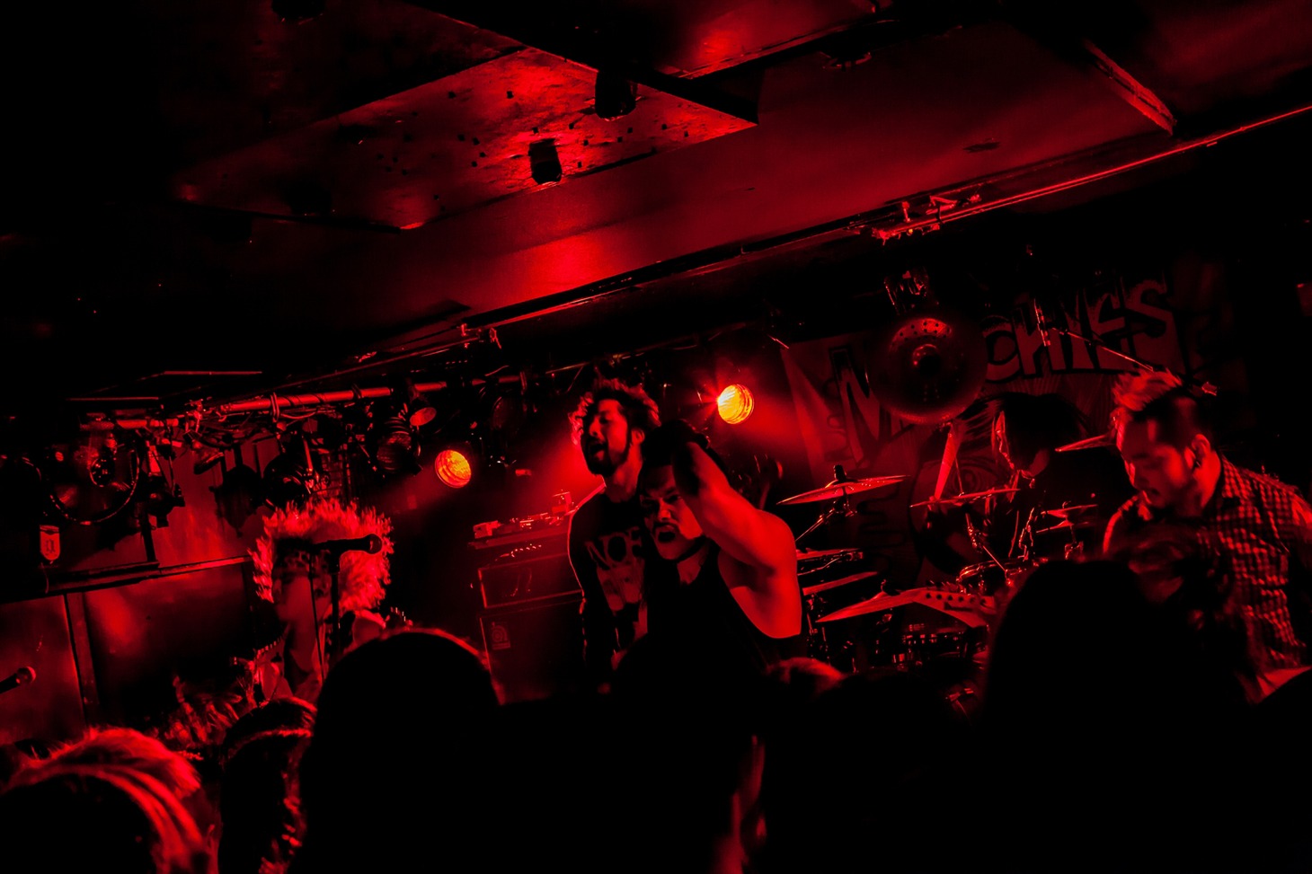 HER NAME IN BlOODのライブの様子。（Photo by KONUMA TAKASHI）