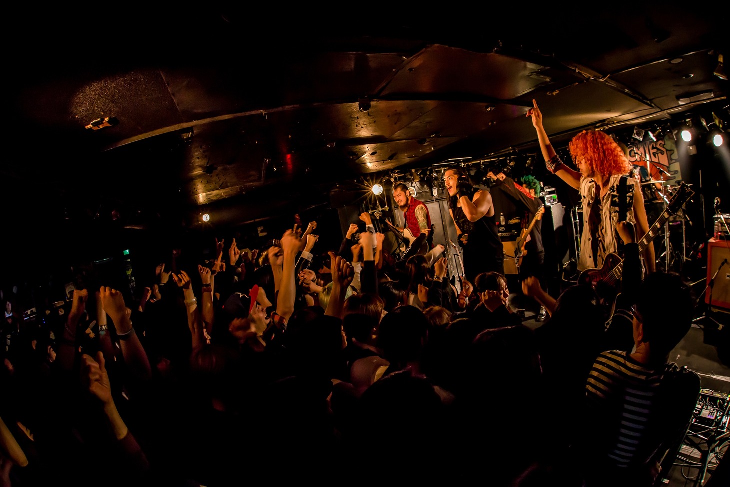 HER NAME IN BlOODのライブの様子。（Photo by KONUMA TAKASHI）
