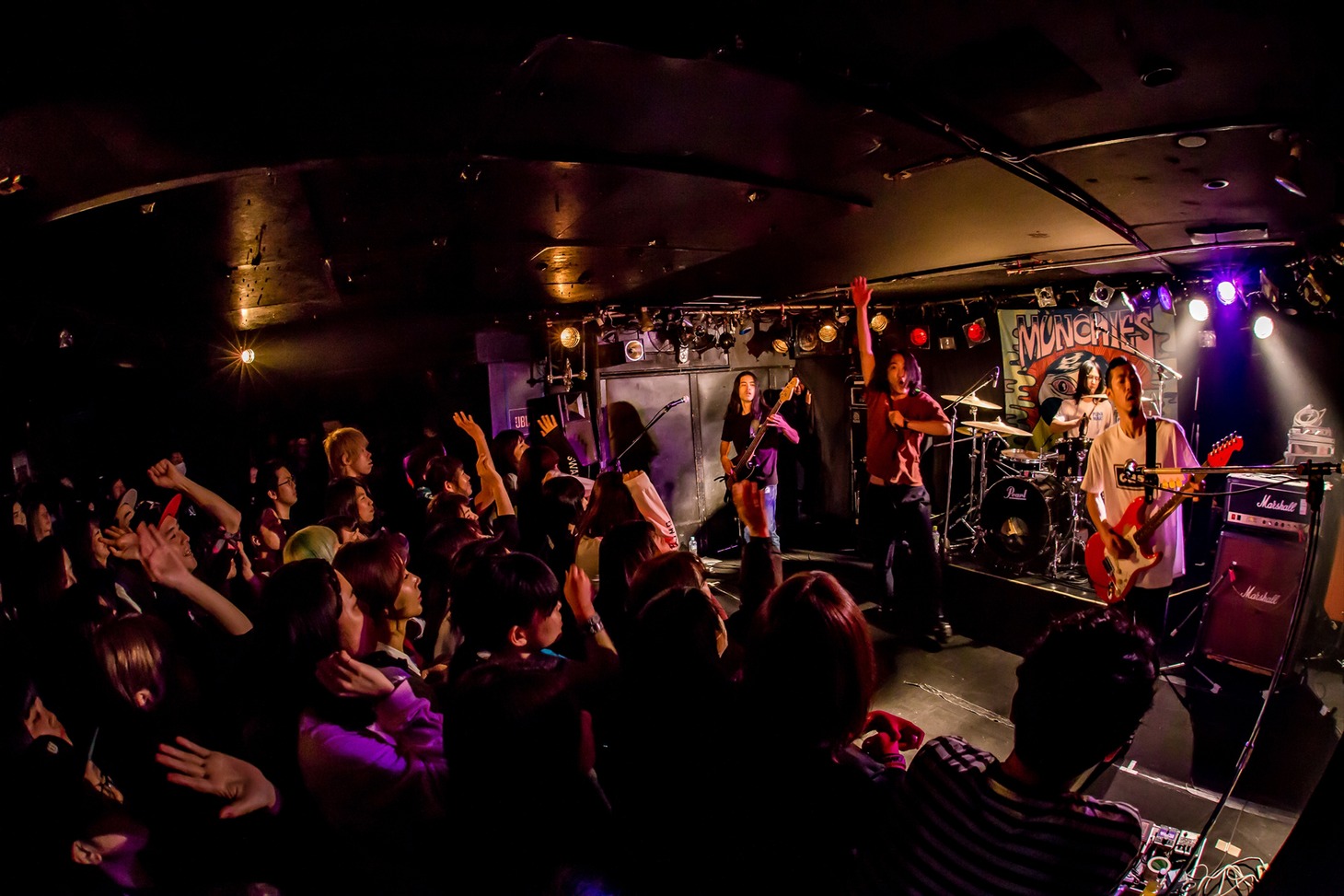 SABANNAMANのライブの様子。（Photo by KONUMA TAKASHI）