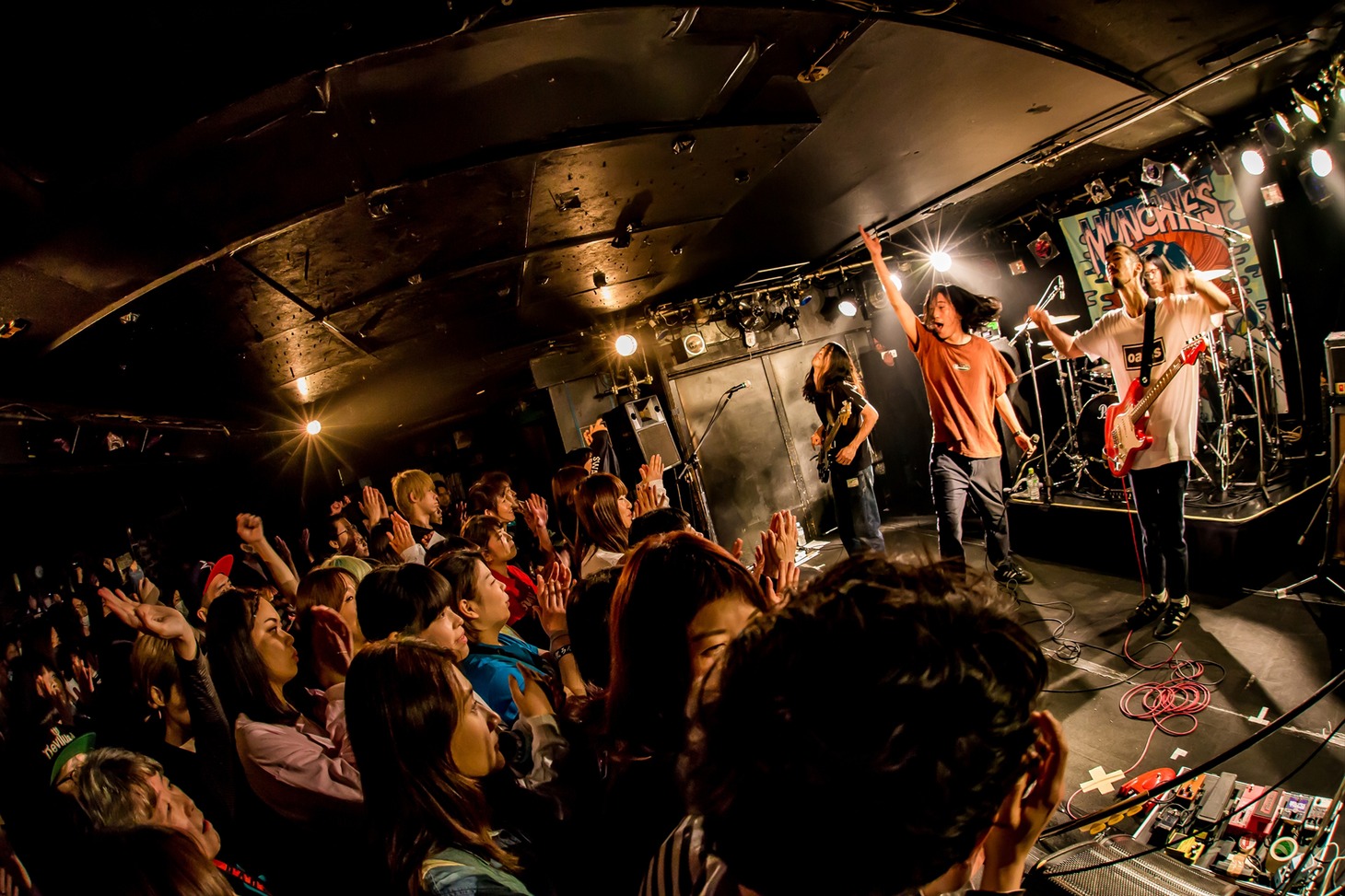 SABANNAMANのライブの様子。（Photo by KONUMA TAKASHI）
