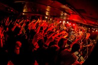 SWANKY DANKのライブの様子。（Photo by KONUMA TAKASHI）