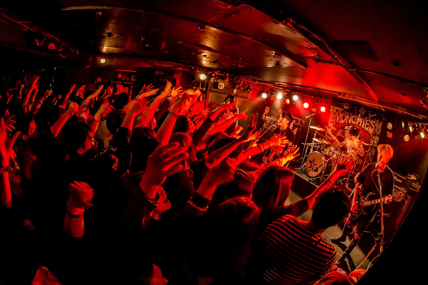 SWANKY DANKのライブの様子。（Photo by KONUMA TAKASHI）