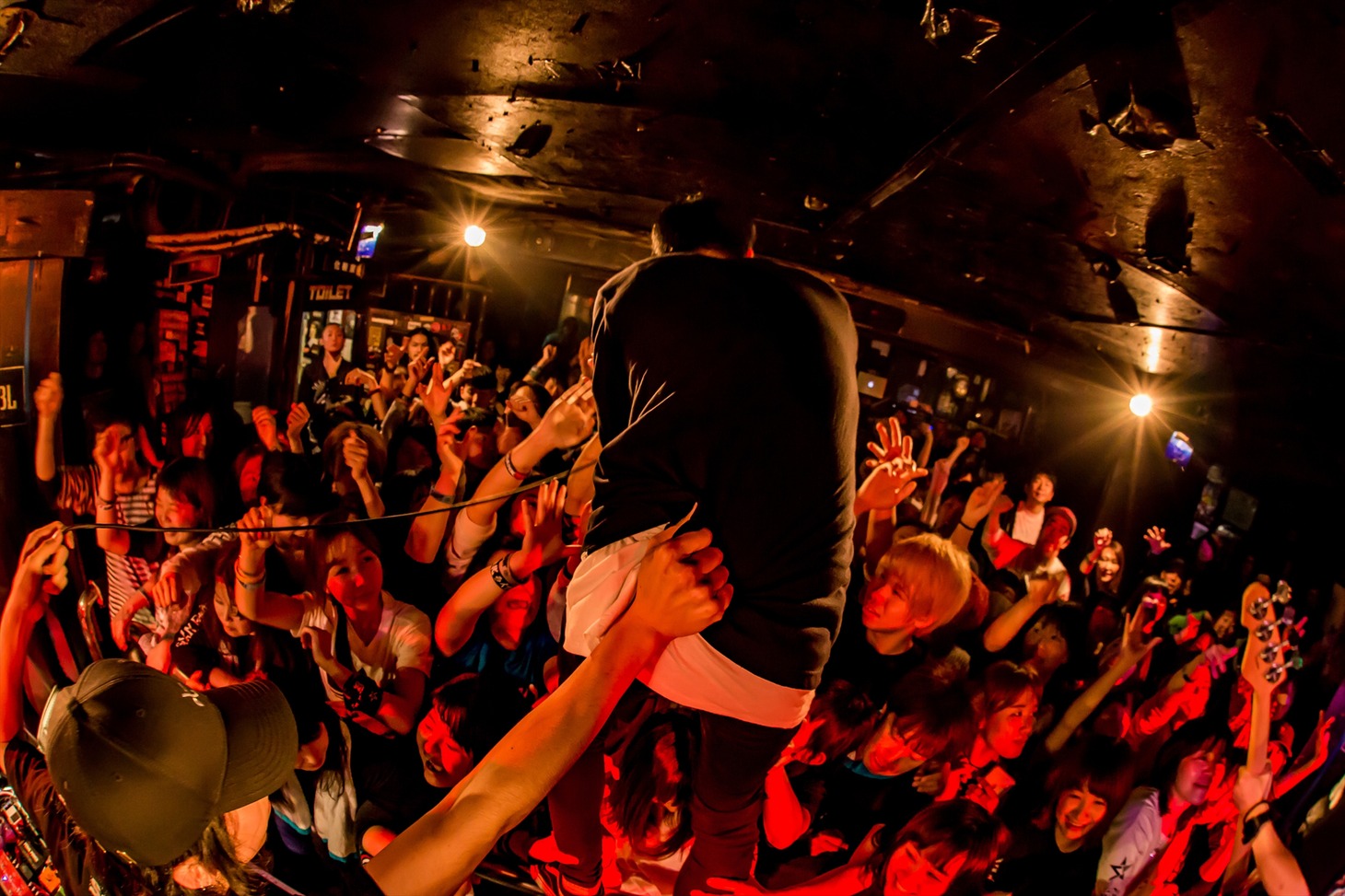 SWANKY DANKのライブの様子。（Photo by KONUMA TAKASHI）