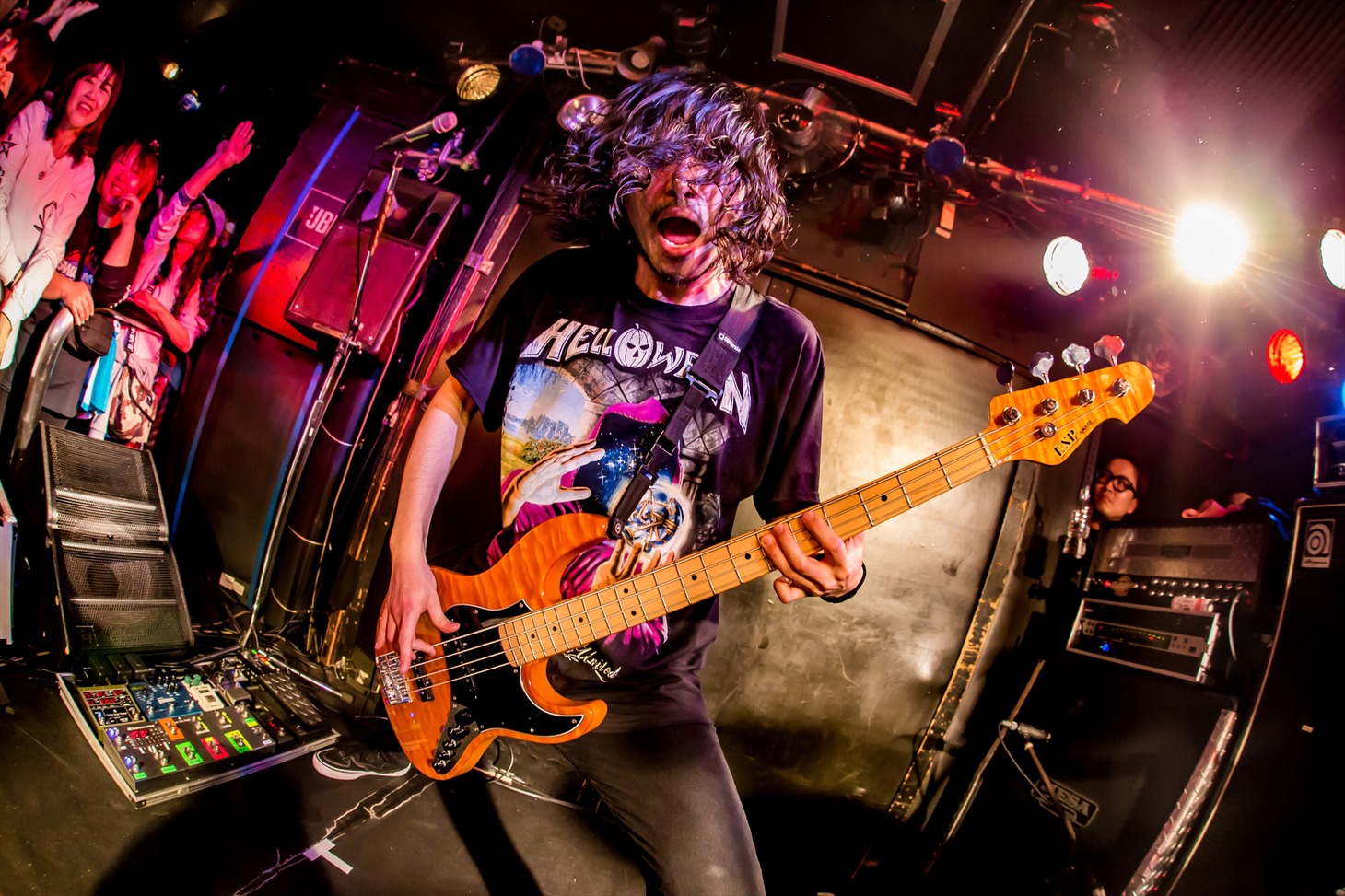 KOJIからベースを受け取ったKO-TA（G）。（Photo by KONUMA TAKASHI）