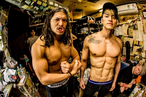 左からIkepy（HER NAME IN BlOOD）、KOJI（SWANKY DANK）（Photo by KONUMA TAKASHI）