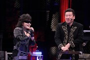 左からToshl（X JAPAN）、MCの佐藤二朗。 (c)フジテレビ