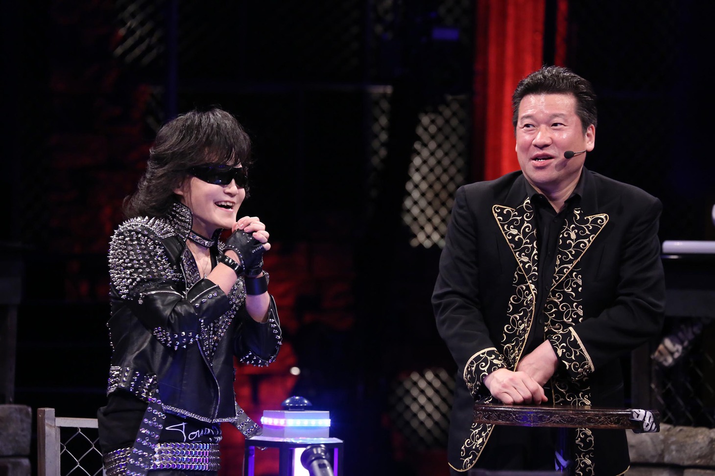左からToshl（X JAPAN）、MCの佐藤二朗。 (c)フジテレビ