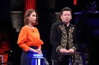 左から滝沢カレン、佐藤二朗。 (c)フジテレビ