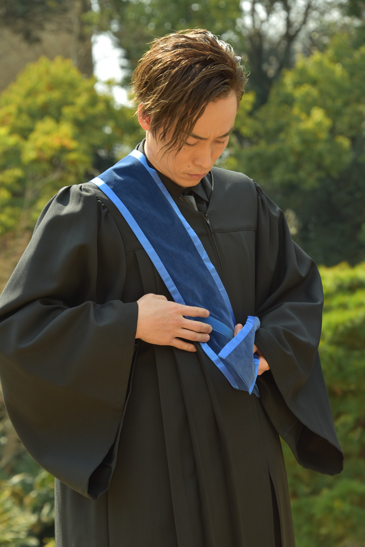 アカデミックガウンを着用するEXILE TETSUYA（EXILE、EXILE THE SECOND）。