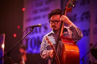 休日課長（B）(C)井出康郎