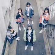 リリスク新曲「High5」MV公開、ライブハウスをドローンが舞う