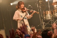 東出真緒（Violin / BIGMAMA）（撮影：古渓一道）