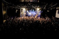 BURNOUT SYNDROMES「全国ワンマンツアー2018『孔雀～いざ真剣勝負～』」東京・渋谷CLUB QUATTRO公演の様子。（Photo by HAJIME KAMIIISAKA）