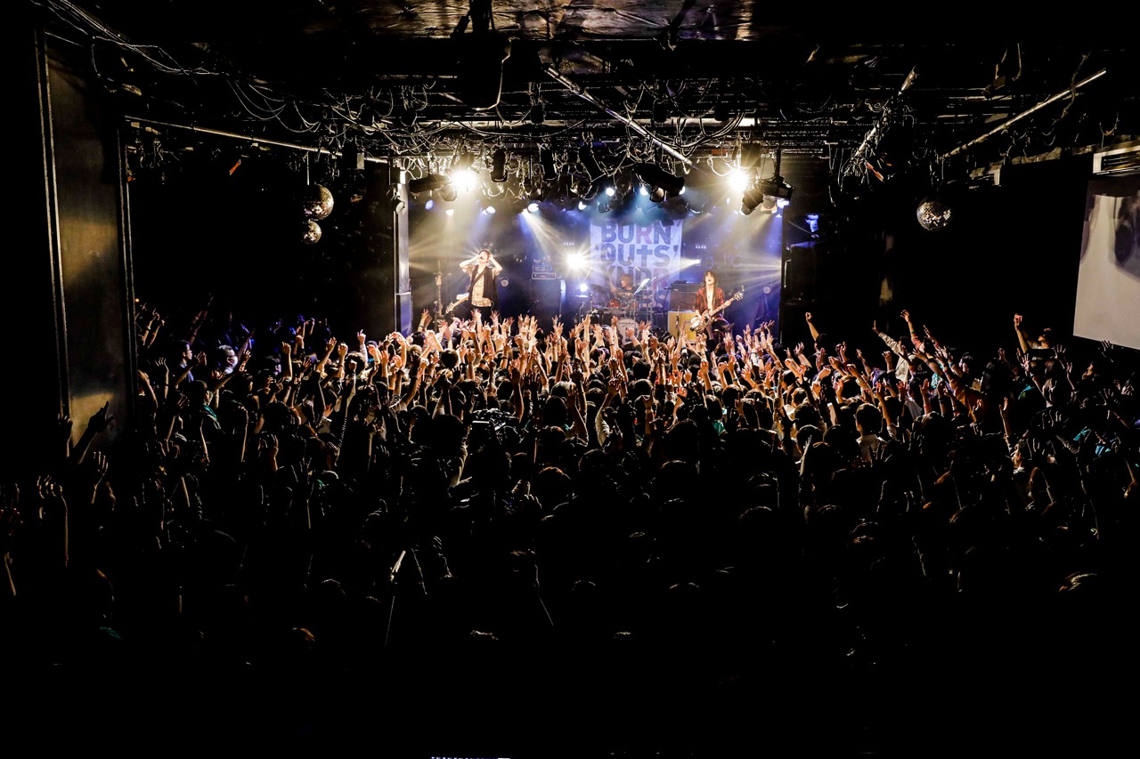 BURNOUT SYNDROMES「全国ワンマンツアー2018『孔雀～いざ真剣勝負～』」東京・渋谷CLUB QUATTRO公演の様子。（Photo by HAJIME KAMIIISAKA）