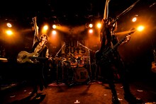 BURNOUT SYNDROMES「全国ワンマンツアー2018『孔雀～いざ真剣勝負～』」東京・渋谷CLUB QUATTRO公演の様子。（Photo by HAJIME KAMIIISAKA）