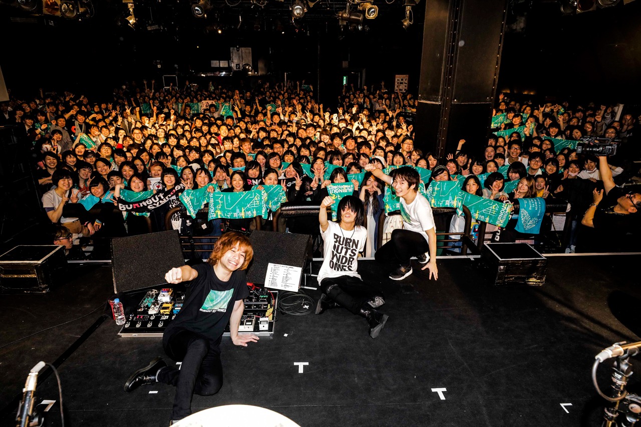 BURNOUT SYNDROMES「全国ワンマンツアー2018『孔雀～いざ真剣勝負～』」東京・渋谷CLUB QUATTRO公演の様子。（Photo by HAJIME KAMIIISAKA）