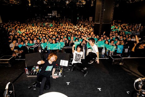 BURNOUT SYNDROMES「全国ワンマンツアー2018『孔雀～いざ真剣勝負～』」東京・渋谷CLUB QUATTRO公演の様子。（Photo by HAJIME KAMIIISAKA）