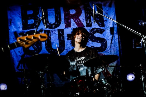 BURNOUT SYNDROMES「全国ワンマンツアー2018『孔雀～いざ真剣勝負～』」東京・渋谷CLUB QUATTRO公演の様子。（Photo by HAJIME KAMIIISAKA）