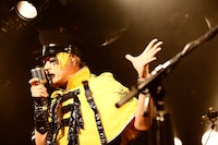 シャラク（Vo）（撮影：大塚秀美）